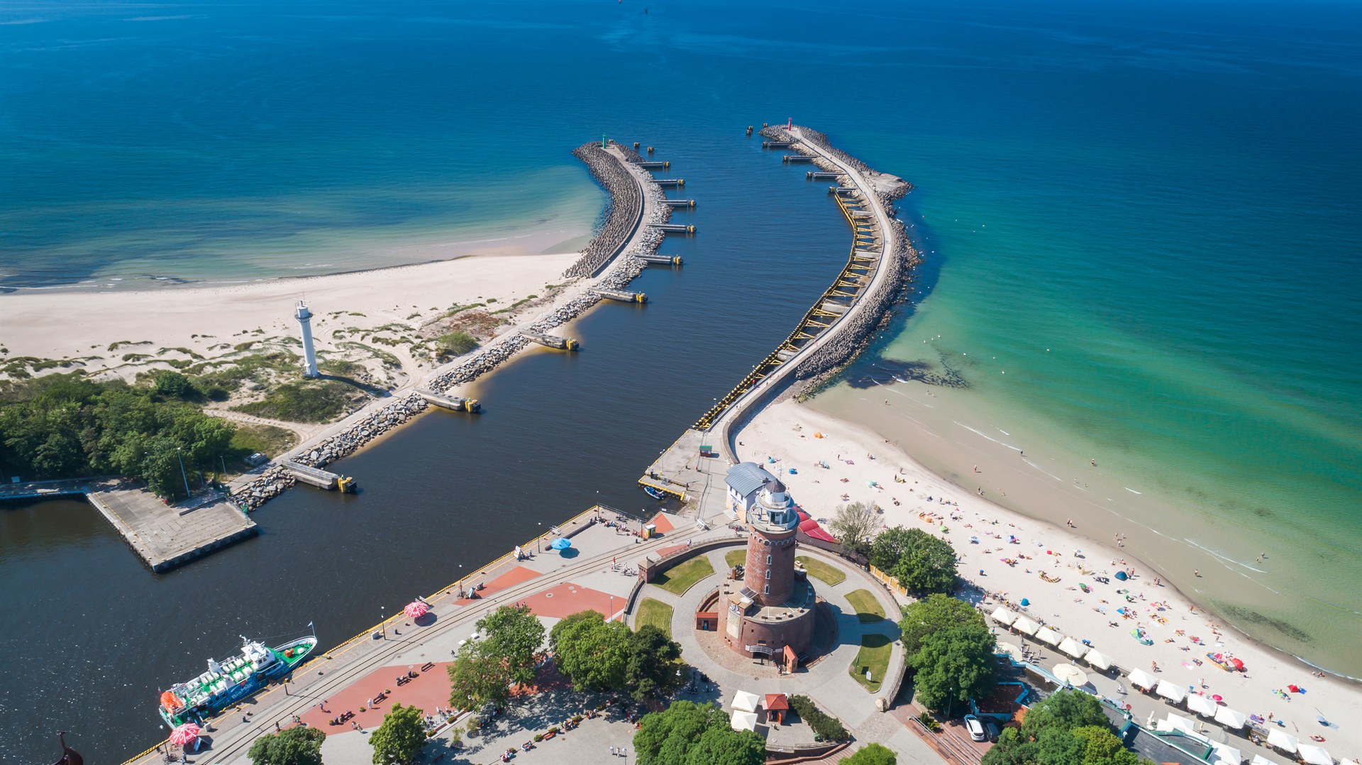Ceglana latarnia morska w Kołobrzegu przy wejściu do portu